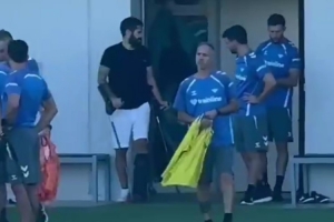 世俱杯投注网站-六台：伊斯科拄拐回到贝蒂斯训练基地，恢复情况良好