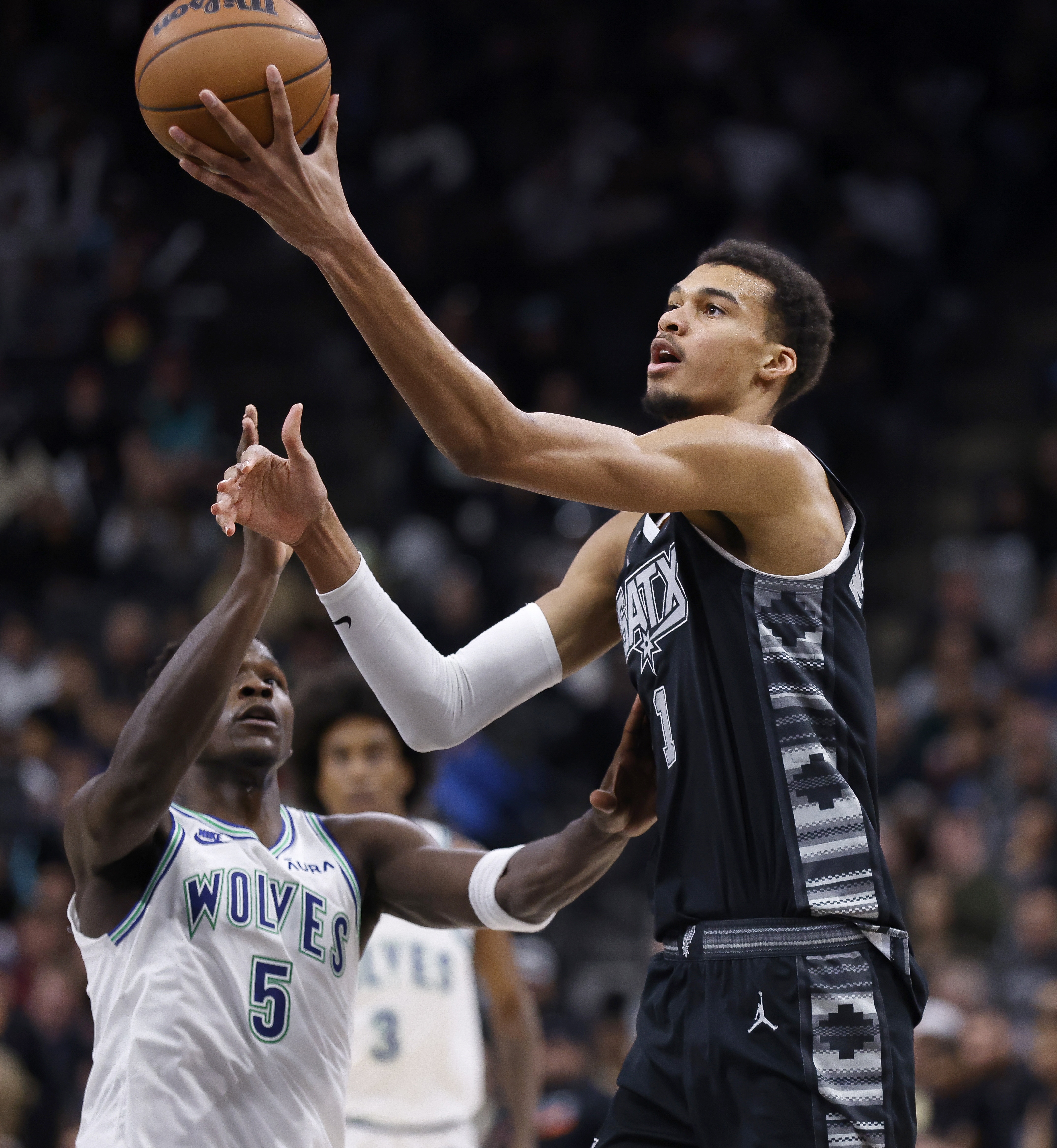 世俱杯投注网站-美记：爱德华兹和文班亚马新生代佼佼者 两人都是未来名人堂成员